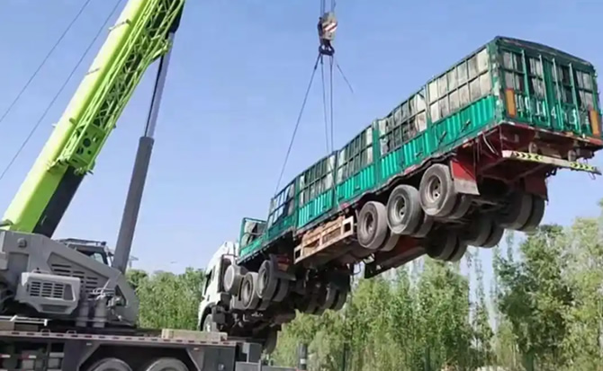 芳草湖道路脱困救援案例